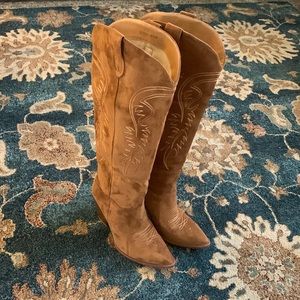 Brown Tall/Knee High boot. Size 9. Worn once, too big. Otherwise comfortable!
